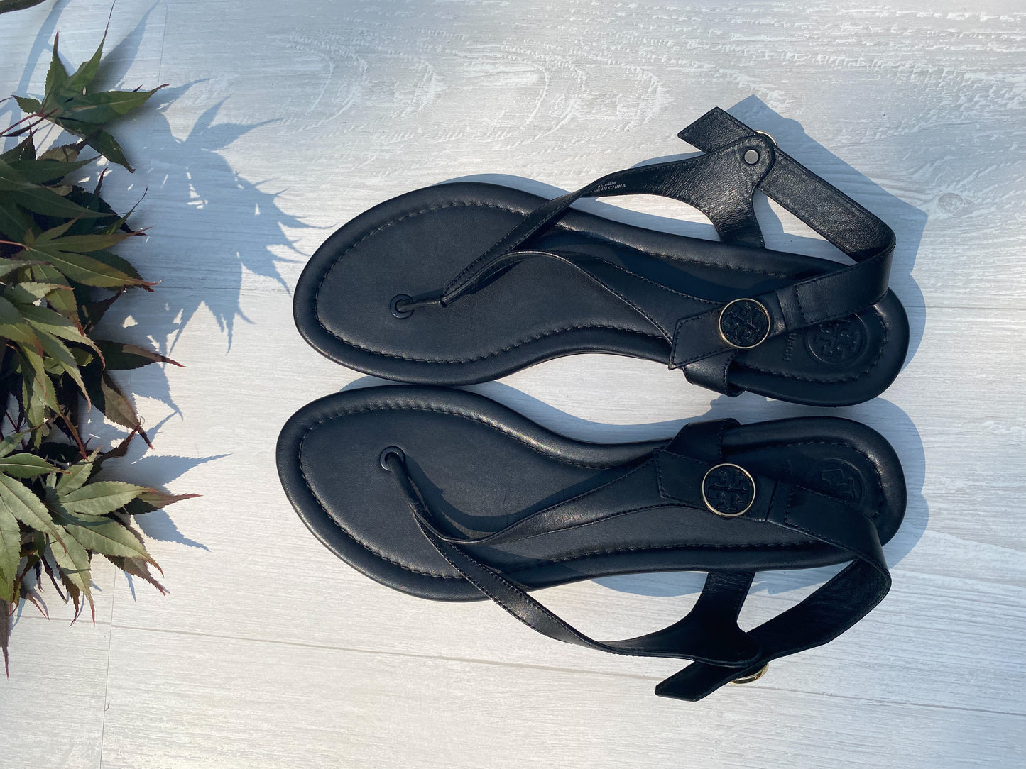 EUC ~ Tori Burch Black Leather Thong Sandals ~ Size 10.5